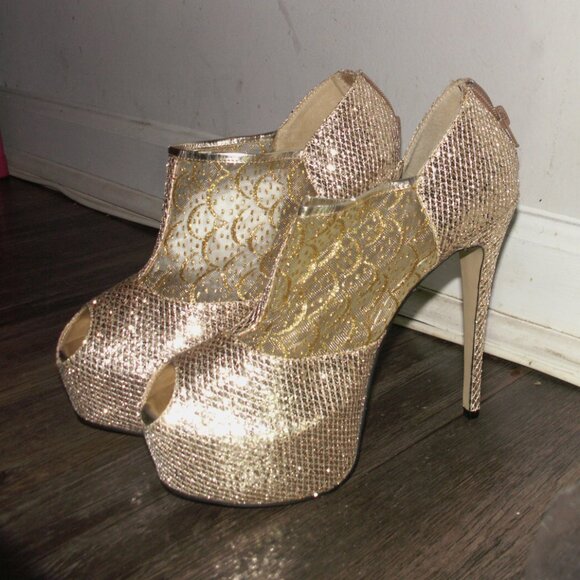 A Women glamorous, gold-toned platform stiletto high heels. - Picture 6 of 6
